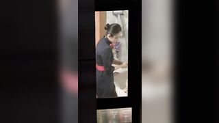重磅【空姐】窗外偷拍多位空姐宿舍日常洗澡换衣服82V ipcam 2 (2)