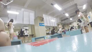 9月、ある女性の盗撮犯がバッグの中に装置を隠し、ウォーターパークのロビーの更衣室に忍び込み、女性スイマーが水着に着替える様子を密かに撮影し ipcam