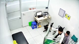 【病院での治療】お尻を突き上げてアナルに指を入れて 毎日いろんな美女のおまんこを見れる先生がうらやましいです ipcam
