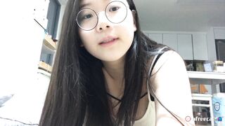 안 그럴 거 같은 년이 까는 게 더 꼴림