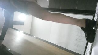 10月に新たに流出した高画質のトイレ写真：ナイトクラブの女性用トイレを後ろから撮影した写真❤️ 身長を高く見せる靴、靴を脱いで裸足で排便する ipcam