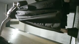最新の10月のナイトクラブの女性用トイレのHDリアビュー映像❤️ 最高品質の若い女性、陰毛がはっきりと表示され、この桃形のお尻は後ろからのエン ipcam