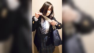 カフェトイレに仕掛けたカメラが捉えた可愛い青チェJKが胸が丸見えの状態でお着替え jav jvip