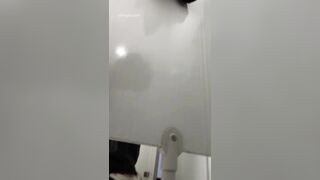 【トイレ盗撮】ダンスクラブの若い女の子4人と巨尻の若い女性が下痢をする - 第4号【部屋オリジナル版】5人 ipcam (3)