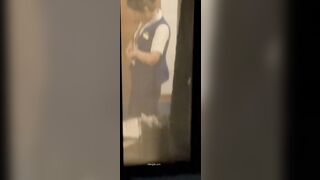 客室乗務員のシャワーや着替えの様子が窓越しに撮影される ipcam 2 (4)