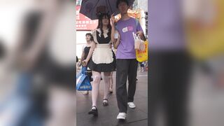 レースのドレスを着た少女は何度も前かがみになり、スカートを隠して身を守ろうとしていたが、現行犯で捕まった ipcam 3