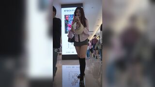 ボディコンスカートをはいた女性が下着を着けずにバーに行き、エレベーターを待っている間に足を広げた姿で写真に撮られた ipcam (3)