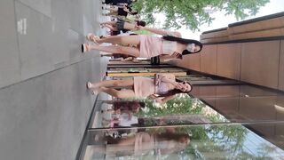 熟練した写真家が、ショッピング中にお揃いのピンクのミニスカートをはいた驚くほど美しい女性 2 人を密かに追跡して写真を撮影しました ipcam