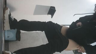 新しく流出した写真❤️ 若くて美しい女子大生がトイレでおしっこをしているパノラマ写真❤️ 眼鏡をかけた上品な美人が、濡れるのを恐れて ipcam