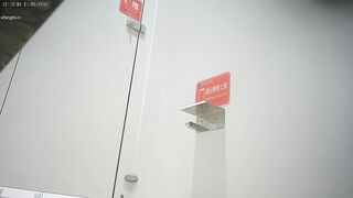 新たに流出した写真❤️ 中国のトイレ盗撮師が命がけでショッピングモールの女子トイレに潜入し、美しい女性たちの放尿シーンを盗撮した ipcam
