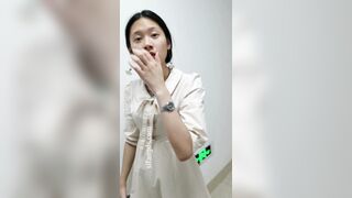 【最高のトイレショット】オフィスビルの女子トイレで美人同僚がトイレをしているところをこっそり撮影 ipcam (2)