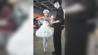 白いストッキングを履いた美しい女性が地面に座り、足を大きく広げて体を曲げ、カメラの前で下着を完璧に見せています ipcam
