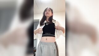【Contrast Leaks】可愛い目とペチャパイ胸の女の子の自撮りとセックス動画が流出 china (6)