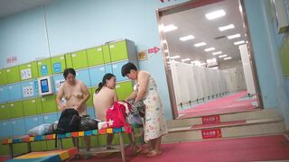 【全网独家原档】水上乐园美女换衣洗澡㊙️無水印原档系列【第17季】10V ipcam (4)