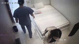 【破解摄像头】诊所就诊的姑娘给阴部涂抹药膏[某房原版] ipcam