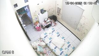 ハッカーが自宅のウェブカメラをハッキングし、本番に入る前に挿入や自慰のための小道具を常に必要とするカップルの日常の性生活を密かに撮影 china ipcam (1)