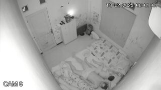 ハッカーが自宅のウェブカメラをハッキングし、本番に入る前に挿入や自慰のための小道具を常に必要とするカップルの日常の性生活を密かに撮影 china ipcam (5)