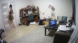 ✅外国人の女の子が自宅で1時間以上パソコン動画を見ながらヨガをしています。ブスな女性はいません。ただ怠け者なだけです。男性の皆さん ipcam