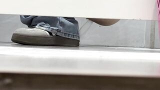 10月に新たに流出した写真には、仕事の休憩中に会社の女性用トイレで女性同僚が排尿や排便をしている様子を、名カメラマンが密かに撮影している様 ipcam