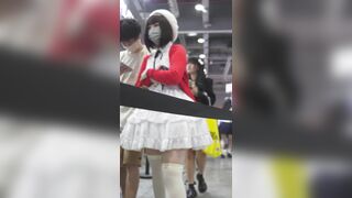 赤いホルターネックのドレスを着たブロンドの女性。彼女のキュートな漫画をテーマにしたレースのランジェリーは、ずっと写真に撮られていました ipcam 2