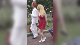 赤いホルターネックのドレスを着たブロンドの女性。彼女のキュートな漫画をテーマにしたレースのランジェリーは、ずっと写真に撮られていました ipcam