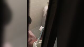 深夜、命がけで壁に登って、向かいの階の美女がシャワーを浴びて着替えているところをこっそり写真に撮りました❤️ 彼女は色白で柔らかく ipcam