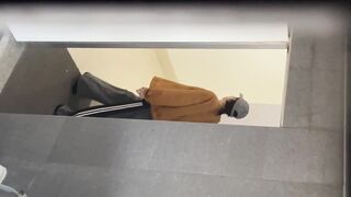 新しく流出した❤️最高級の手持ちトイレカメラ❤️オフィスビルの女性の陰部のクローズアップHDショット。ズームインして、デニムを着た女神の外陰 ipcam