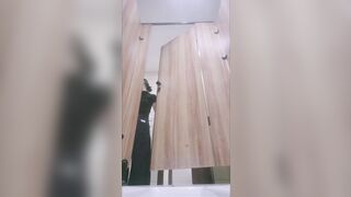 【秀逸トイレショット】思わず叔母さんのタオルをパンツの中に入れて＋大きめセリフ追加 ipcam (2)