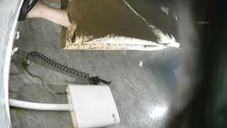 黄色いドレスを着た女性の最新流出写真。高画質のトイレカメラ（前景と背景）で隠し撮りされた写真が映っている。さらに、黄色いドレスを着た女性 ipcam