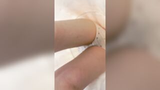 女子学生が親友と展覧会に行ったとき、女子学生は白いロリータワンピースと可愛いインナーウェアを着ていたが、正面から撮った写真には濃い陰毛 ipcam