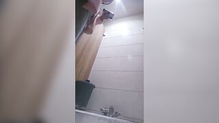 会社の女子トイレ覗き見❤️ 今年配属されたばかりの大学を卒業したばかりの女子大生、シャオ・ワンは、スマホをいじりながら大便をしていた ipcam