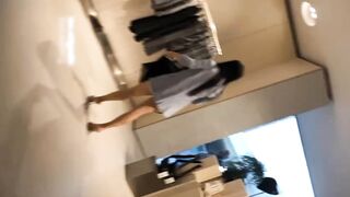 店員さんが、美しいお客様の服選びを手伝いながら、こっそり写真を撮っていました❤️。あの女性がこんなにセクシーだとは誰が想像したでしょう ipcam