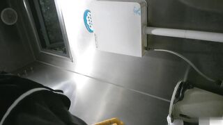 教員養成大学近くの女子トイレで撮影された、新たに流出した写真❤️ 数人の女子学生がマスクを着けて排尿し、可愛い女の子の陰部には長い白いT ipcam