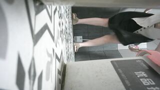 11月に流出した新しい写真 オフィスビルの女性用トイレで放尿するサラリーマンや、生理が重いためおむつを替えている眼鏡をかけた女性の隠し ipcam
