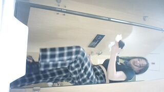 █魔手☛外购█精品厕拍《顶级颜值》（美女尿裤子） ipcam (5)