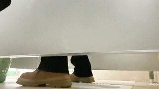 10月の新たな流出❤️大学の学生女子トイレでクマが撮影した手持ちトイレカメラ❤️美しい踊り子が女子校生のおしっこパフォーマンス後に脱いで放尿 ipcam