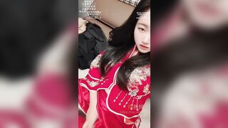 穿著中式嫁衣的新婚中午 中國 -  china