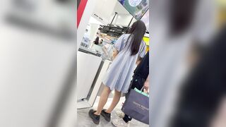 [KFC] 青いドレスを着た美しい女性がボーイフレンドと一緒に買い物に出かけます。ローアングルで黄色い下着が映っています ipcam