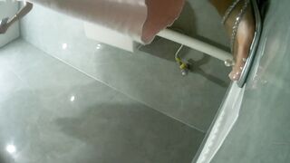 新しく流出した映像❤️ トイレ撮影の達人がビリヤードクラブの女子トイレに潜入❤️ ナイキのシューズを履きながら性器を拭きながら放尿する美女 ipcam