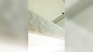 究極の手持ち式トイレ盗撮犯❤️ 鉄ワイヤーの頭をした男が校舎の女子トイレでこっそり撮影中❤️ 女子生徒が2回排尿した後 ipcam (4)