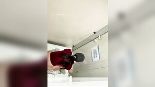 究極の手持ち式トイレ盗撮犯❤️ 鉄ワイヤーの頭をした男が校舎の女子トイレでこっそり撮影中❤️ 女子生徒が2回排尿した後 ipcam (6)