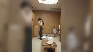【温泉編】最高に仲良しな三人組が集まり、その中の一人が自分の胸の小ささを披露 Ipcam 1