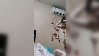 シャワーを浴びたり着替えたりする若い女性を何度も隠し撮り ipcam (11)