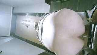 [トイレショット] 伸びる白い分泌物を伴う下痢をしている、白いパンツを履いた丸顔の女性の後ろ姿のパノラマ写真。 ipcam (1)