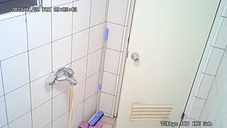 偷拍母女两洗澡女儿好嫩洗逼样子很认真[某房原版] ipcam (2)