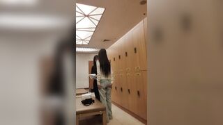 【温泉編】驚くほど美しく、驚くほどスタイル抜群の二人の女性が水着に着替えると、驚くほど魅力的に Ipcam 1
