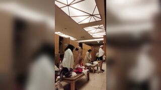 【温泉コーナー】若い女性の白い肌に紫のブドウが映える姿が多かった ipcam (1)
