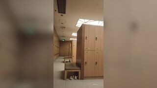 【温泉コーナー】若い女性の白い肌に紫のブドウが映える姿が多かった ipcam (3)