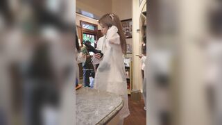 外見は清純そうに見えるが内面には秘めた魅力を持つ白いドレスを着た美しい女性が、買い物中にTバックを履いていたところ、お腹の真ん中に黄色 ipcam 3