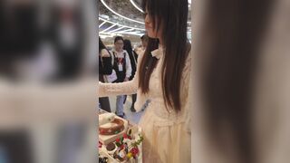 レースのプリンセスドレスを着た若い女性がかがむと、シームレスインナーレンズが取り付けられたCDが階段を上っていきます ipcam 2